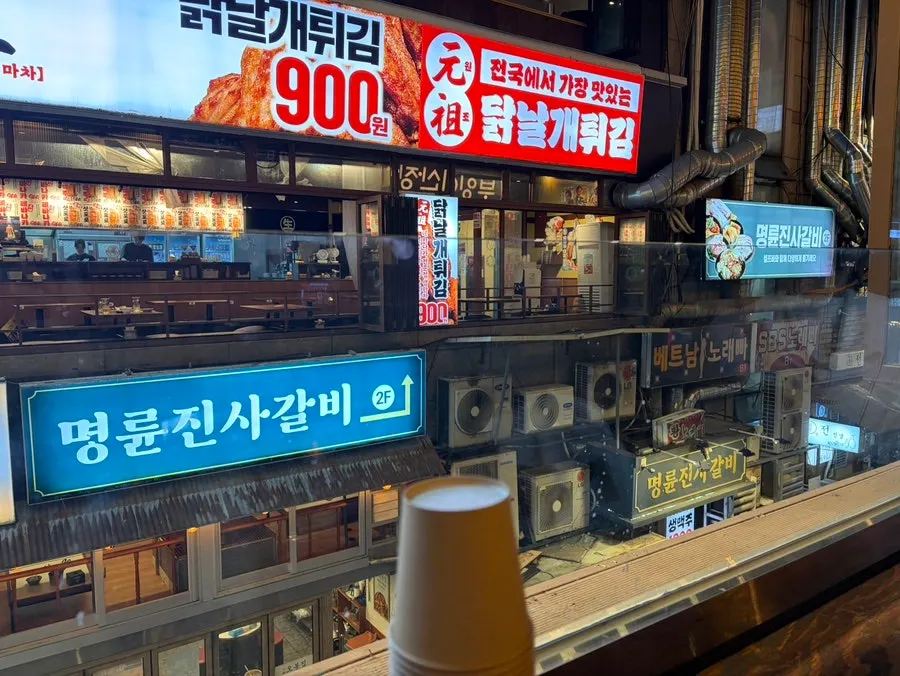 4인 테이블과 단체석 공간