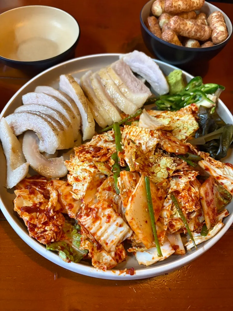 항정수육과 보쌈김치 상차림