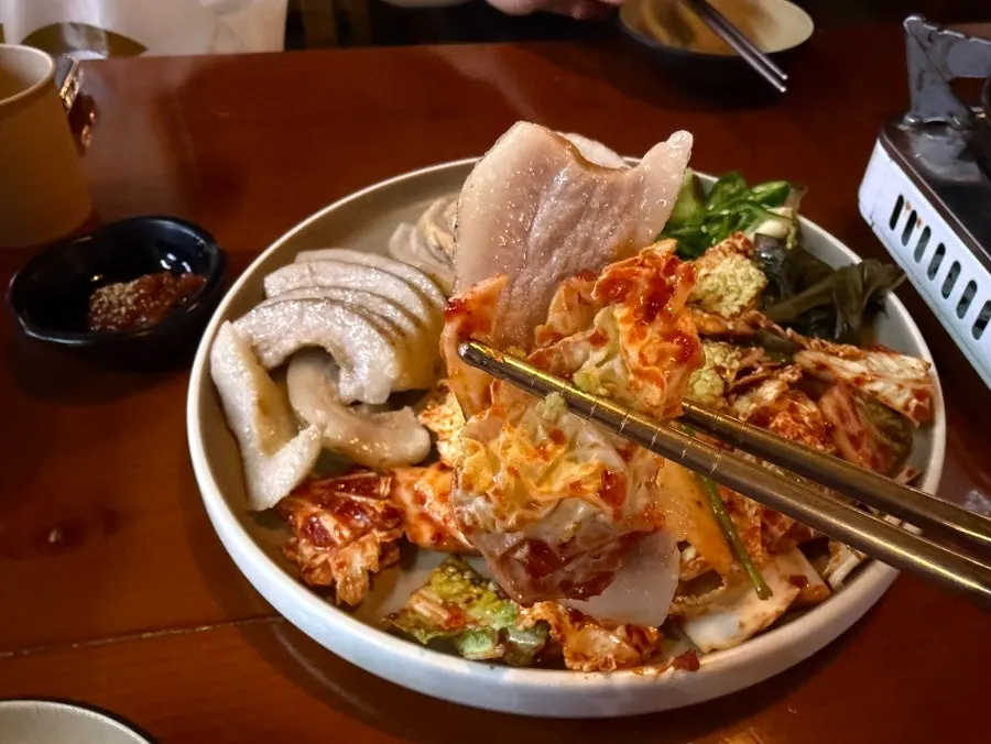 야들야들한 항정수육 한 접시