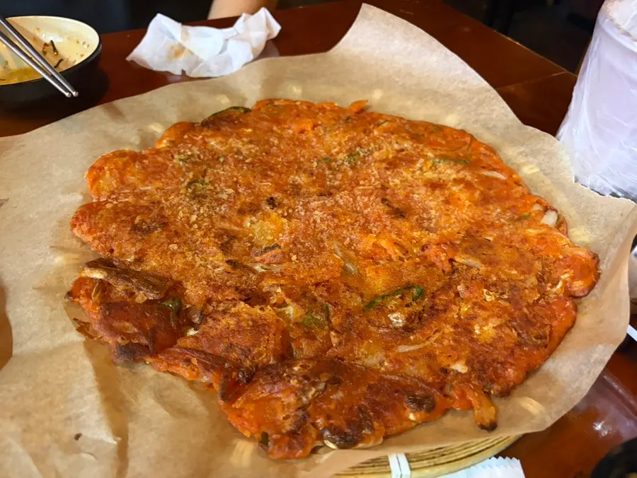 추가 주문한 바삭한 김치전