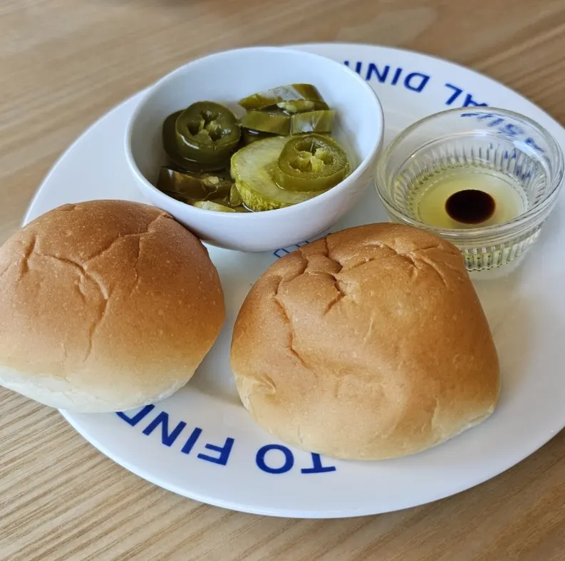 식전빵과 발사믹 오일, 피클 할라피뇨 세팅