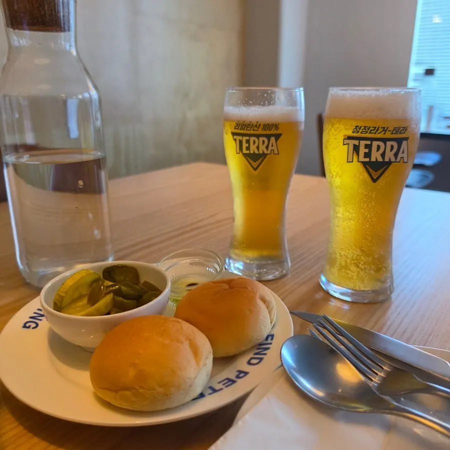 Bread, pickles, water, and draft beer served first