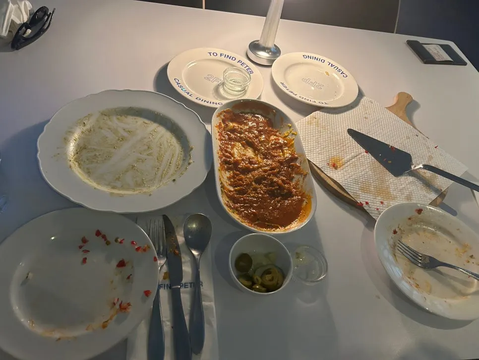 다 비운 접시들이 놓인 테이블