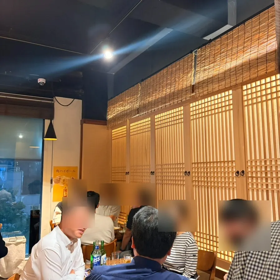 소주잔이 정갈하게 놓인 테이블 세팅