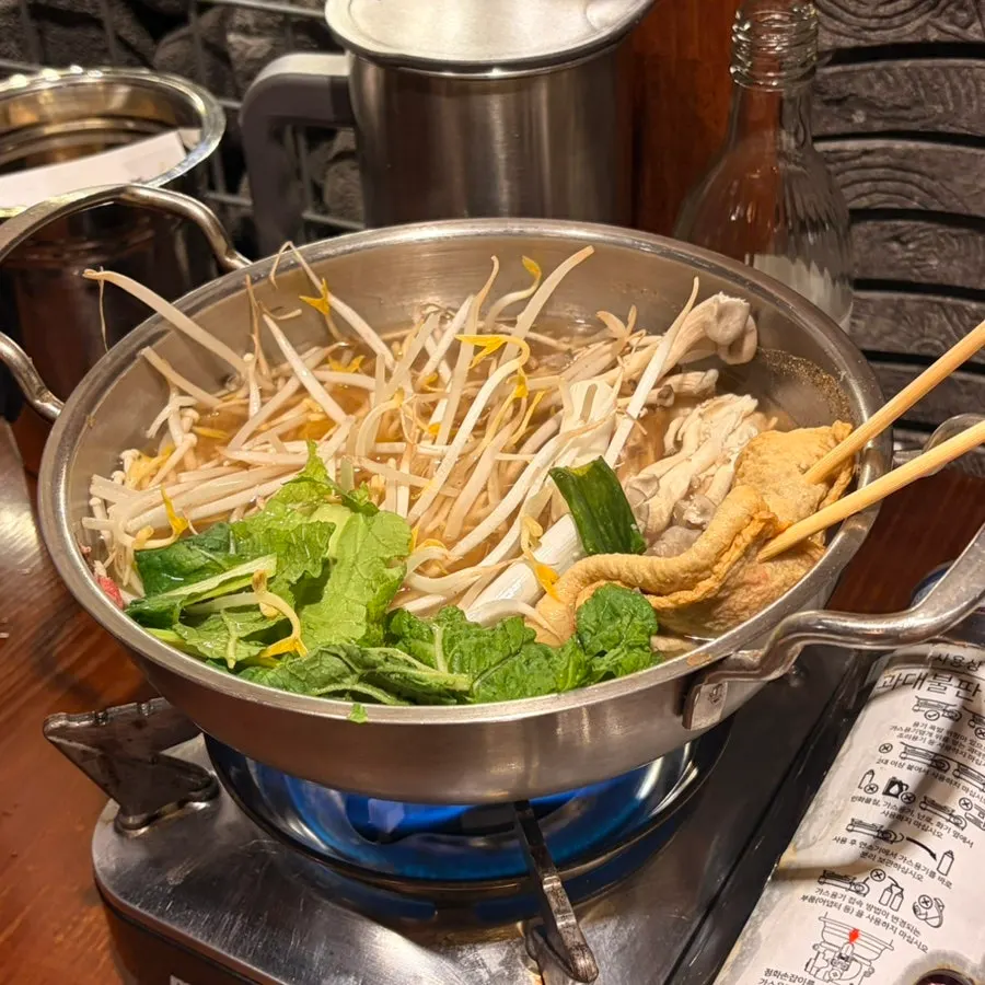 야채와 오뎅을 넣고 끓이는 샤브샤브 냄비
