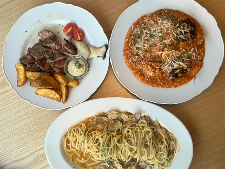 토마토 리조또의 큰 새우