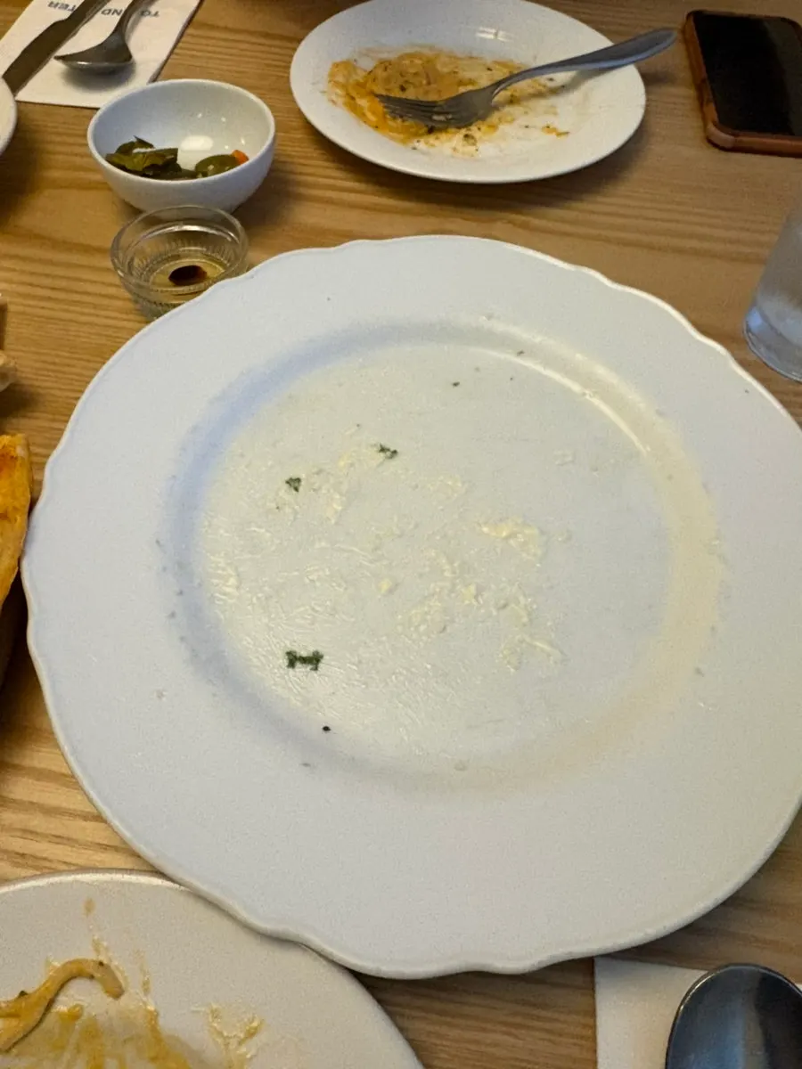 파스타와 피자, 샐러드를 함께 놓은 테이블
