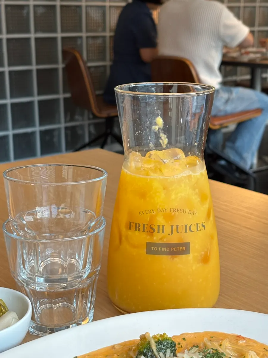 100% fresh-pressed orange juice