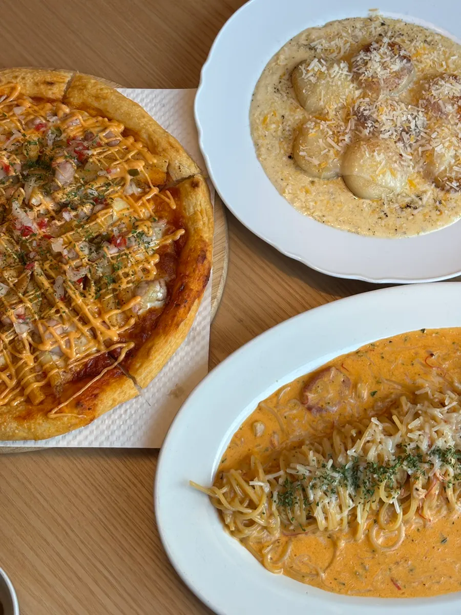 Table with pasta, gnocchi, and pizza together