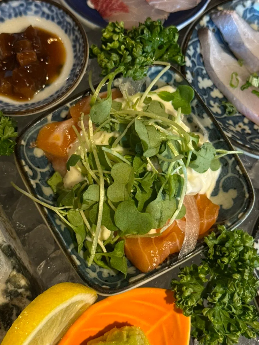 Salmon sashimi topped with tartar sauce