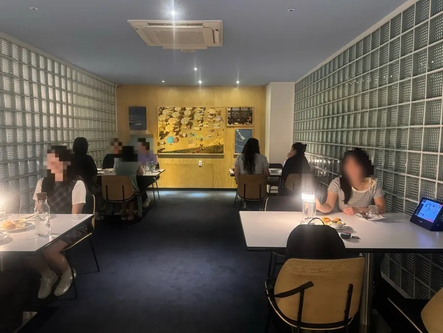유리블록 벽으로 둘러싼 안쪽 홀 테이블