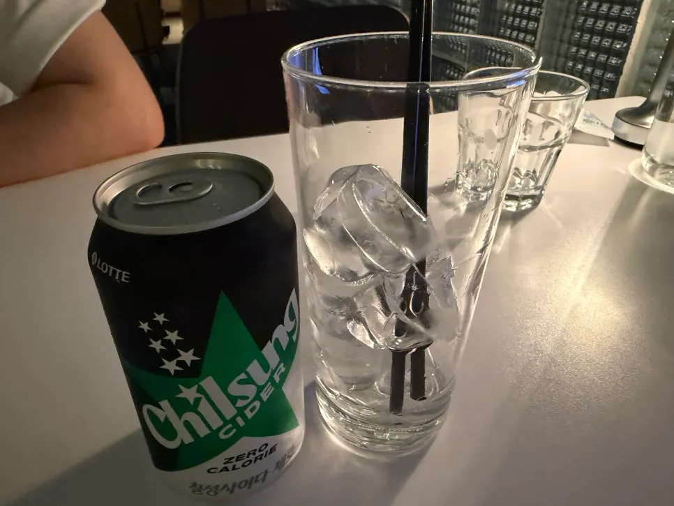 플라스틱 유아 식기와 아이 자리 세팅
