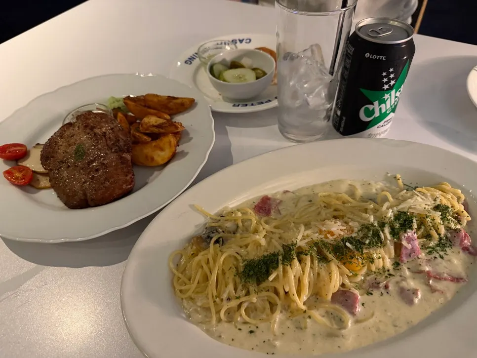 매콤한 치킨 필라프와 곁들임 소스