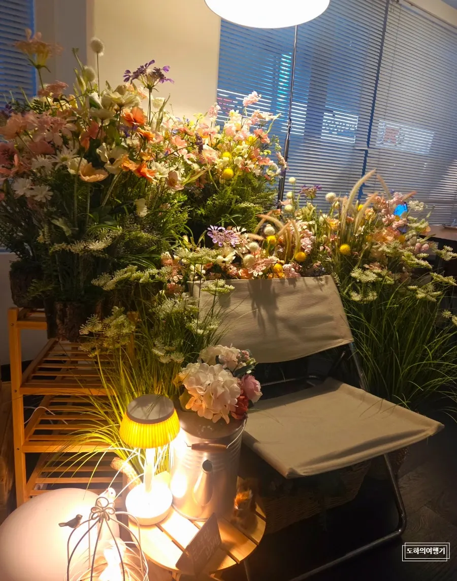 꽃으로 꾸며진 사진 촬영 공간과 의자