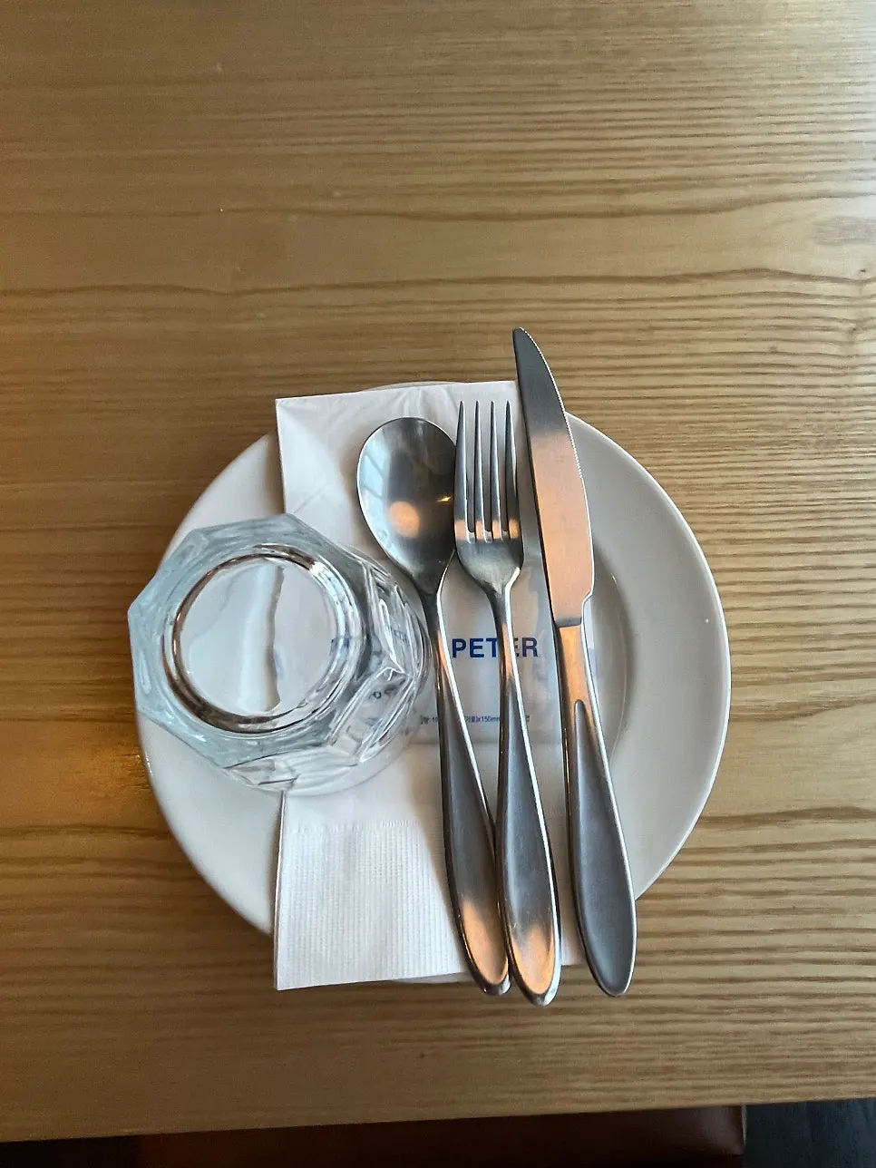 식기류가 세팅된 테이블
