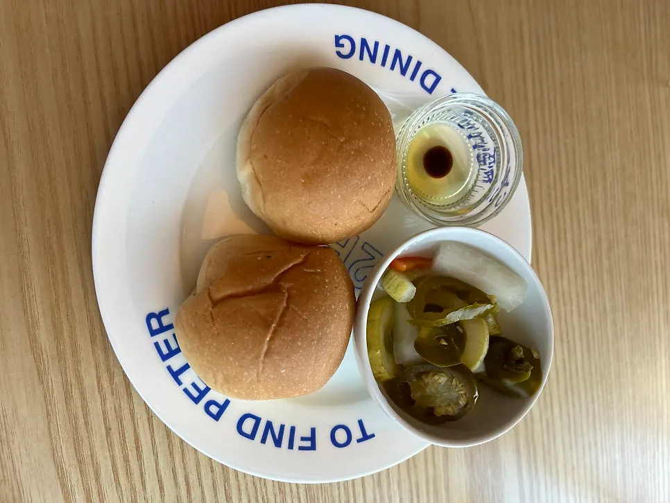 모닝빵과 발사믹 소스, 피클