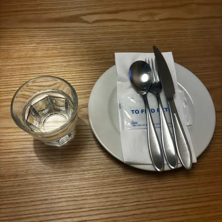 정갈하게 세팅된 식기와 접시