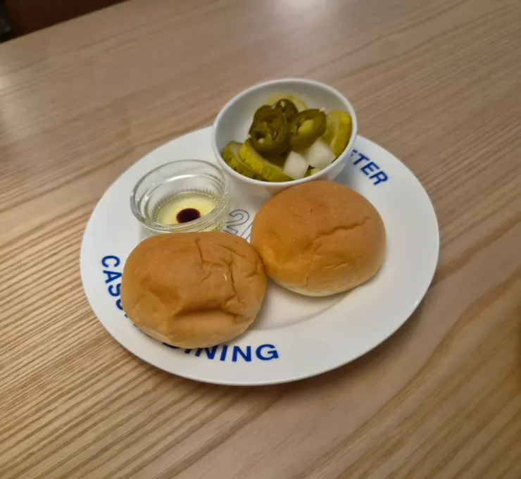 오일과 함께 나온 따뜻한 식전빵