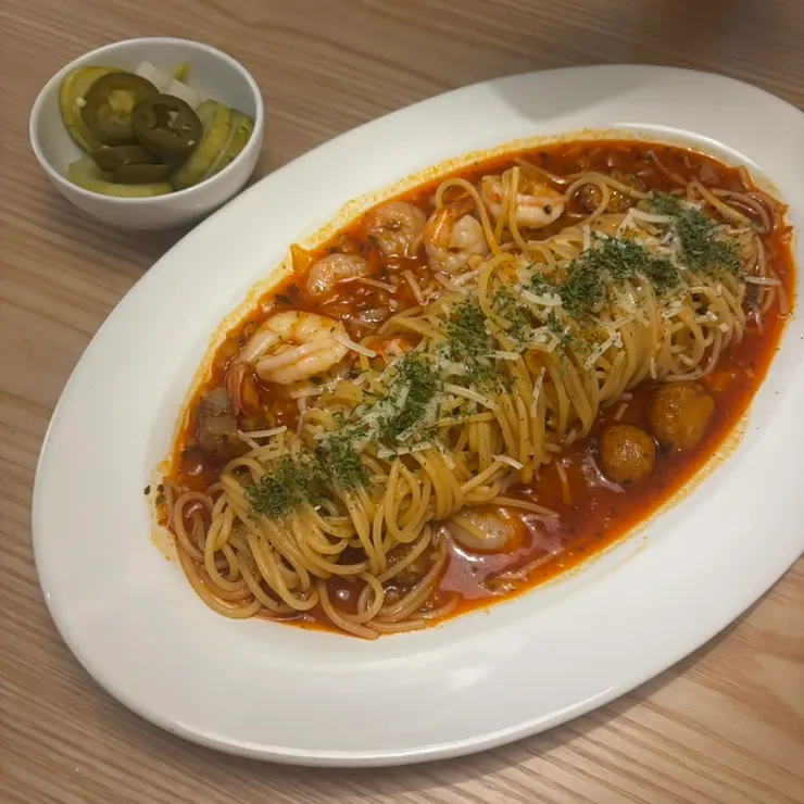 새우와 구운 마늘이 올려진 핫 쉬림프 갈릭 파스타