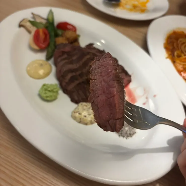 미디움으로 구운 살치살 단면