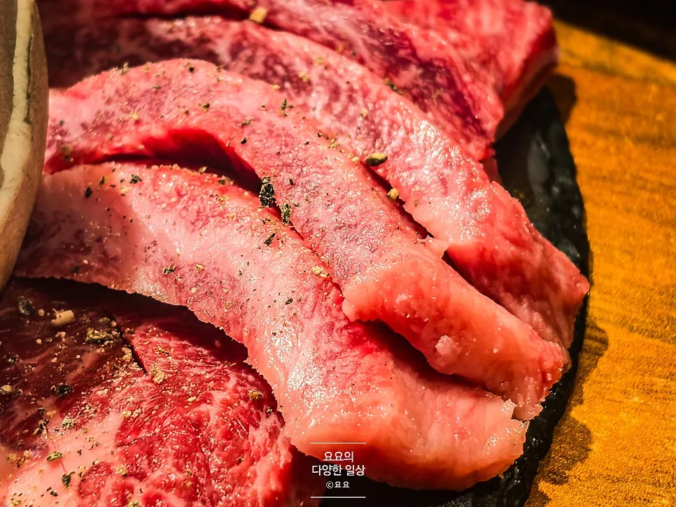 불판 위에 올린 한우뒷고기