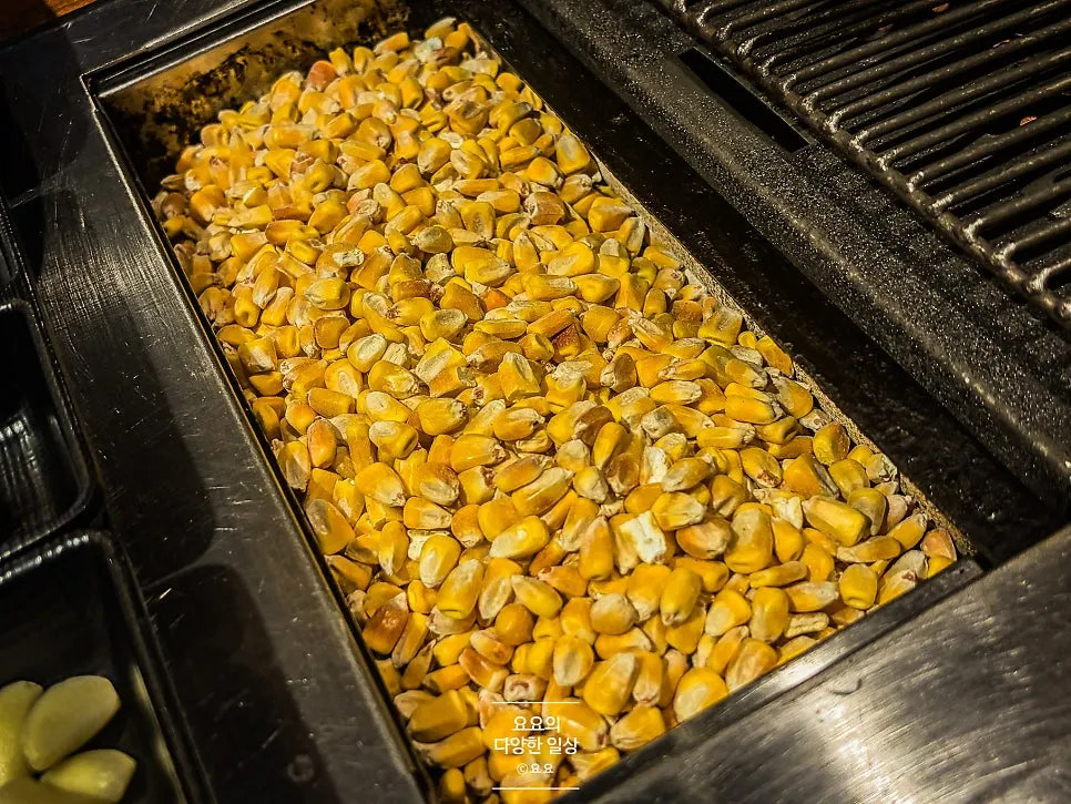 옥수수알 불판을 사용하는 고기 구이