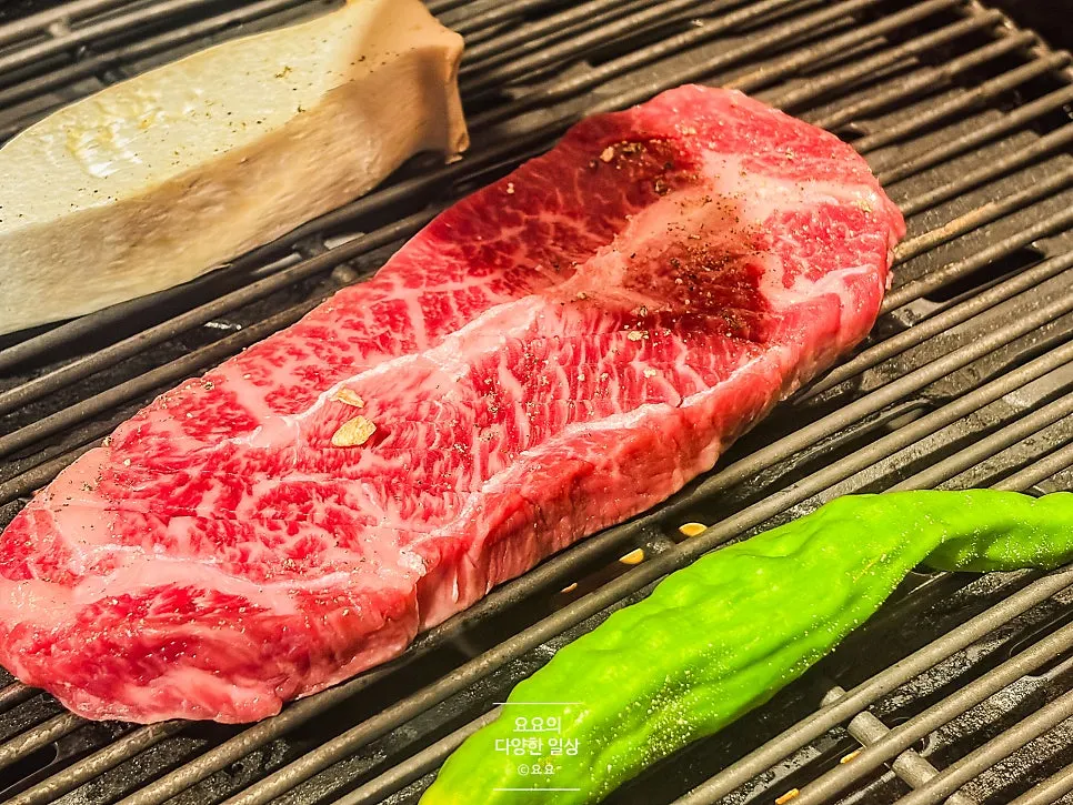 버섯과 꽈리고추를 곁들인 불판