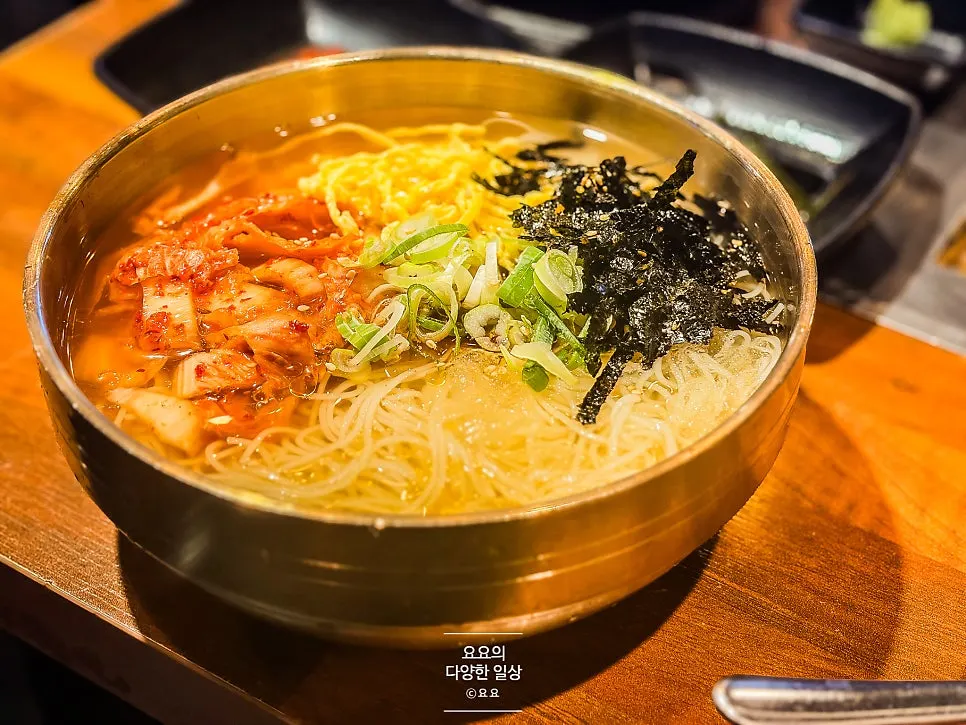 고기와 함께 주문한 김치말이국수