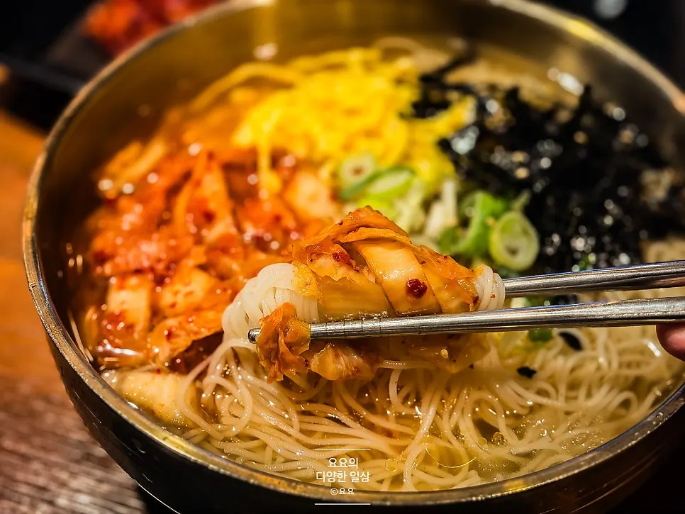김치와 계란지단 토핑 김치말이국수