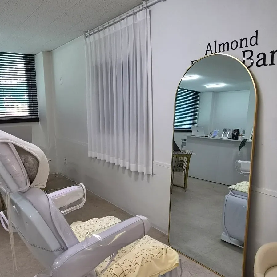 Interior decor details at Almond Eyelashes