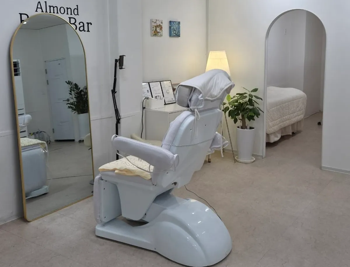 Clean treatment bed at Almond Eyelashes