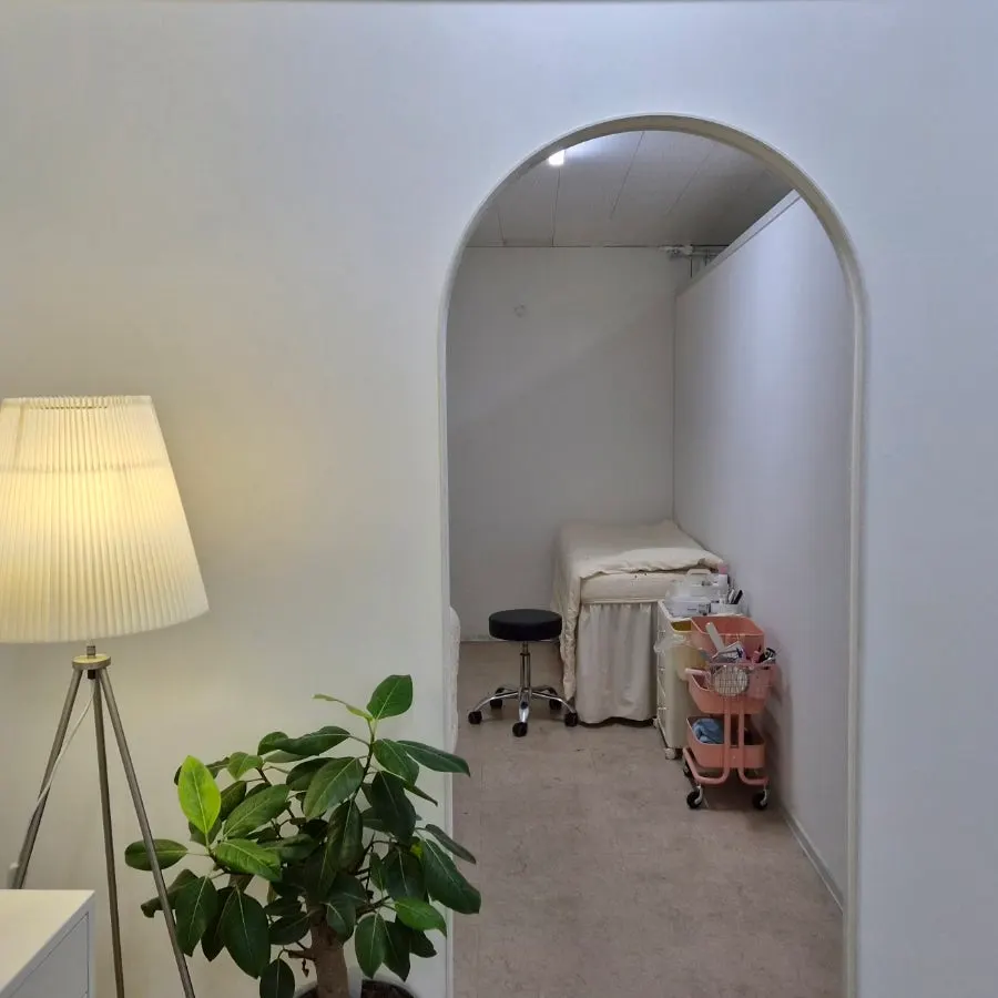 Inner space at Almond Eyelashes with two treatment beds