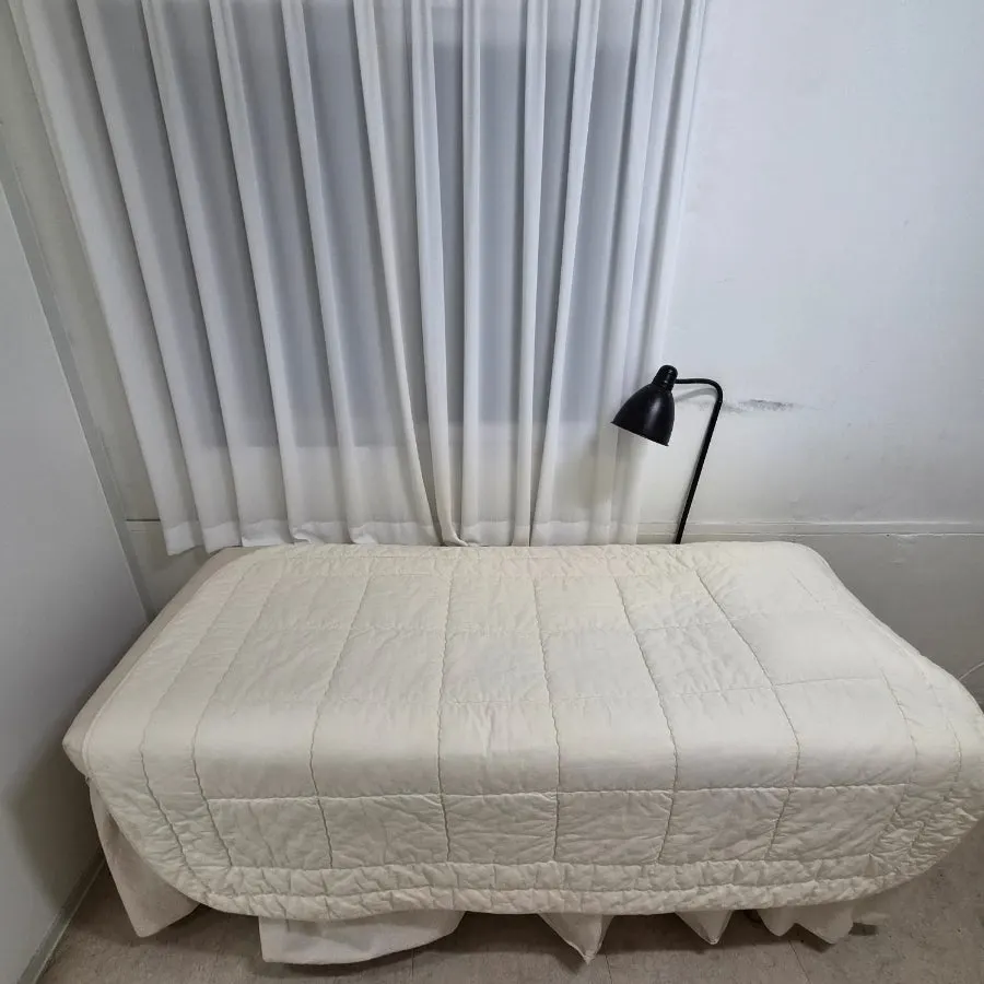 Seat prepared before treatment at Almond Eyelashes