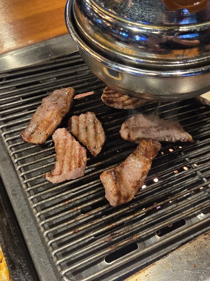 A sliced piece of grilled bucheotsal