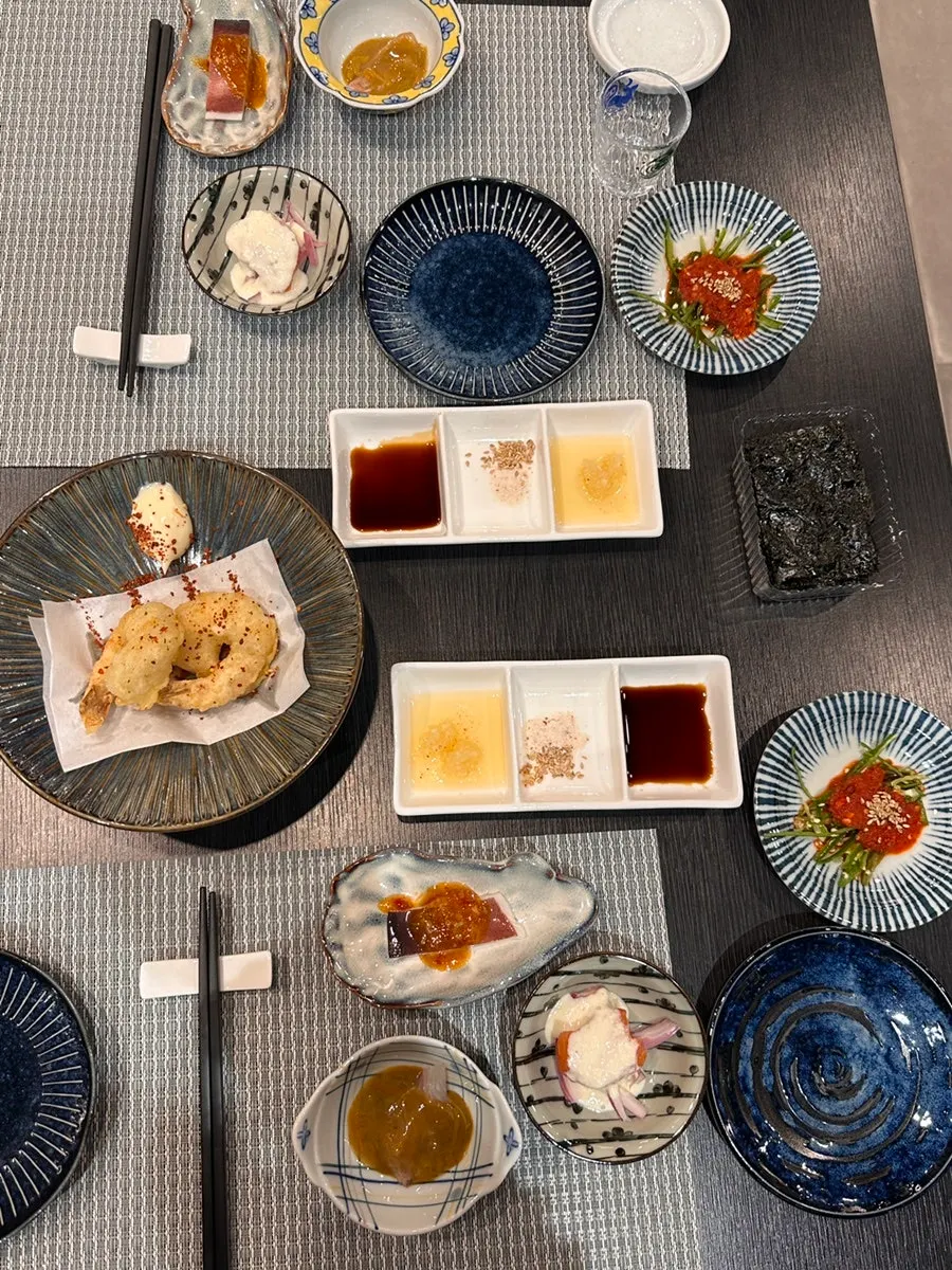Fried shrimp served with mayonnaise
