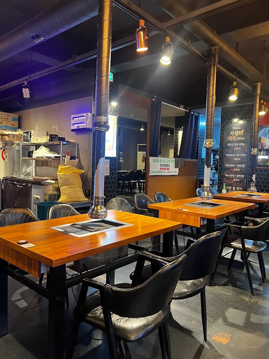 Interior with 4-person tables