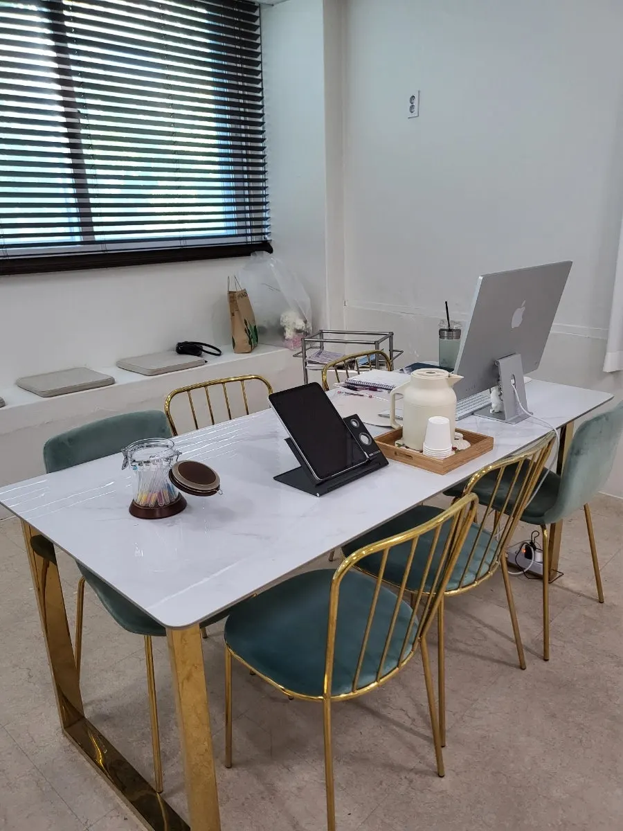 Studio for a first lash-extension visit