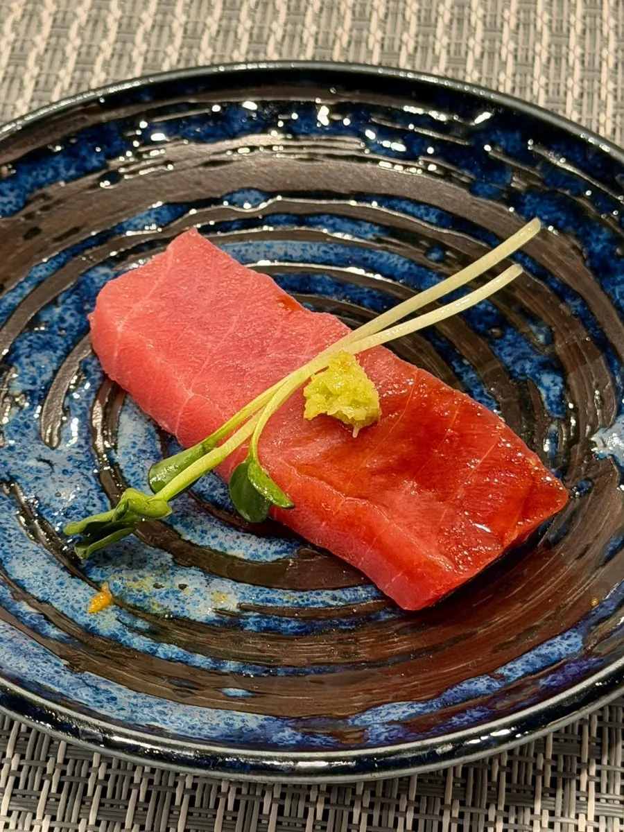 Tuna eaten with seasoned seaweed