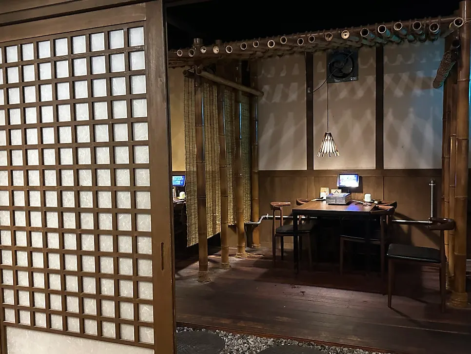 Detalle de los asientos y la decoración de Bisyoku Gwangan Branch
