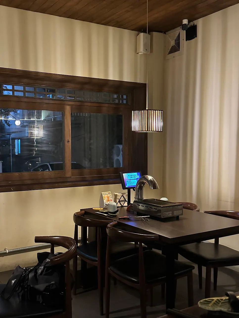 Corte vertical del interior con ambiente de viaje a Japón
