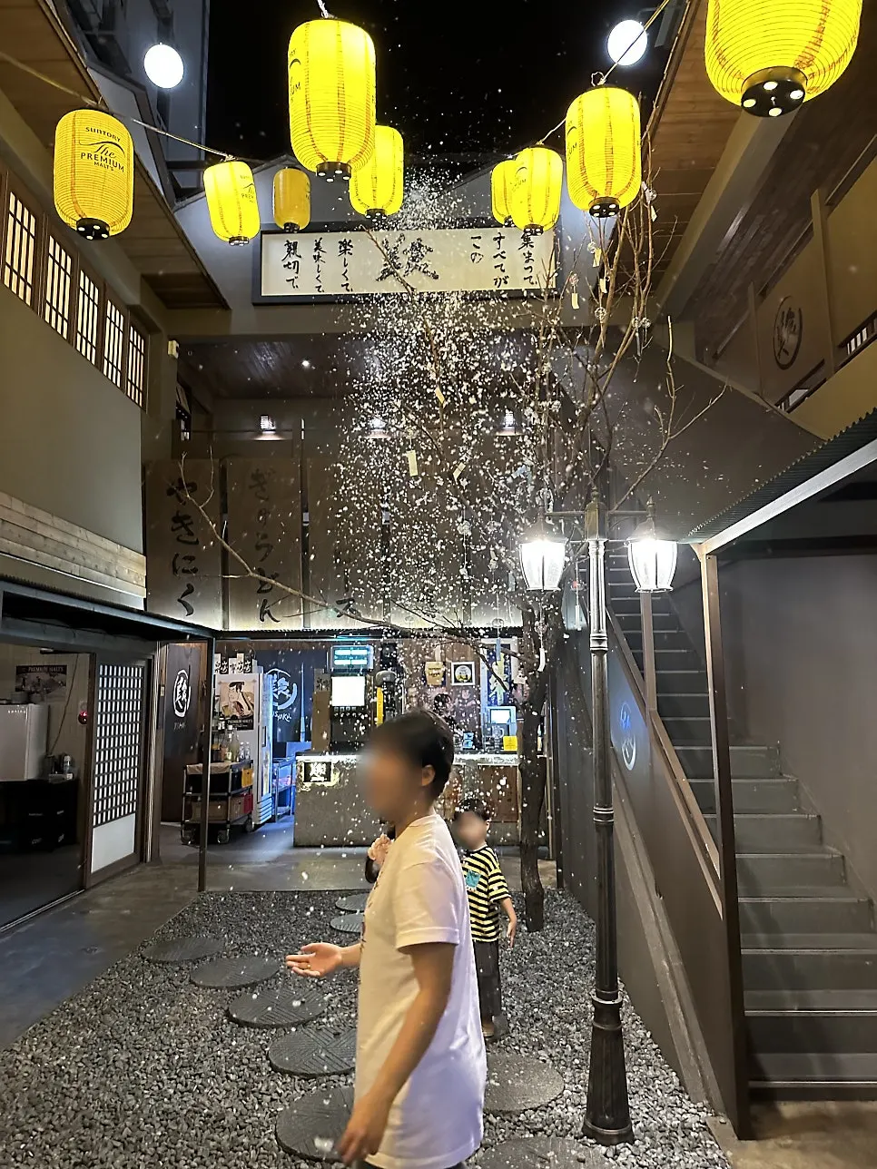 Photo zone con nieve cayendo en Bisyoku Gwangan Branch