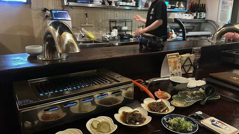 Mesa con la carne y el hanwoo nabe