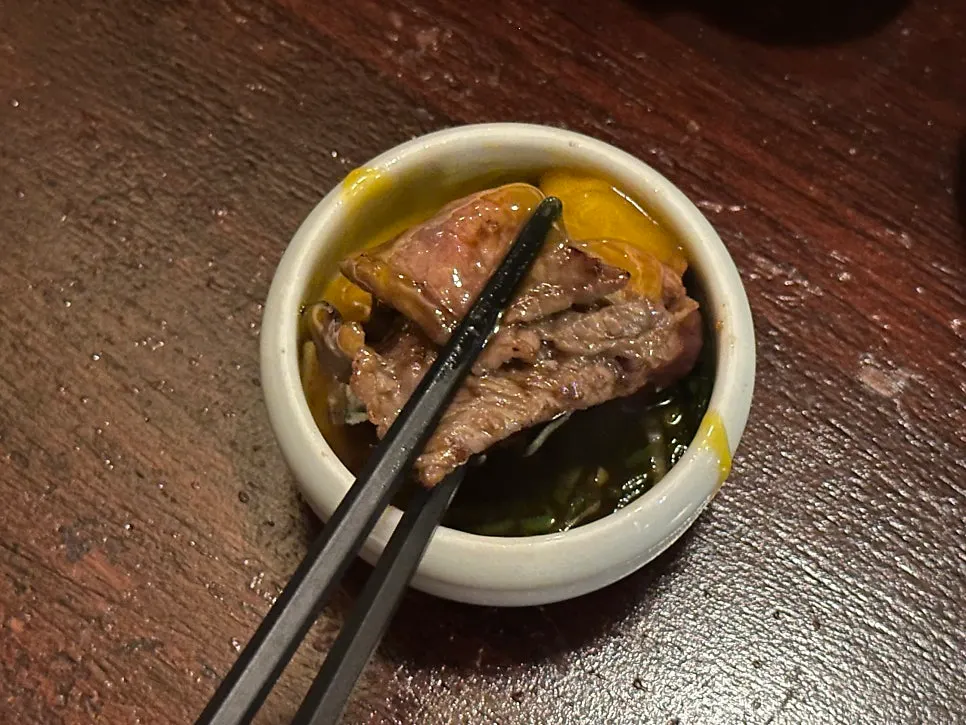 Yakiniku cocinándose sobre la parrilla