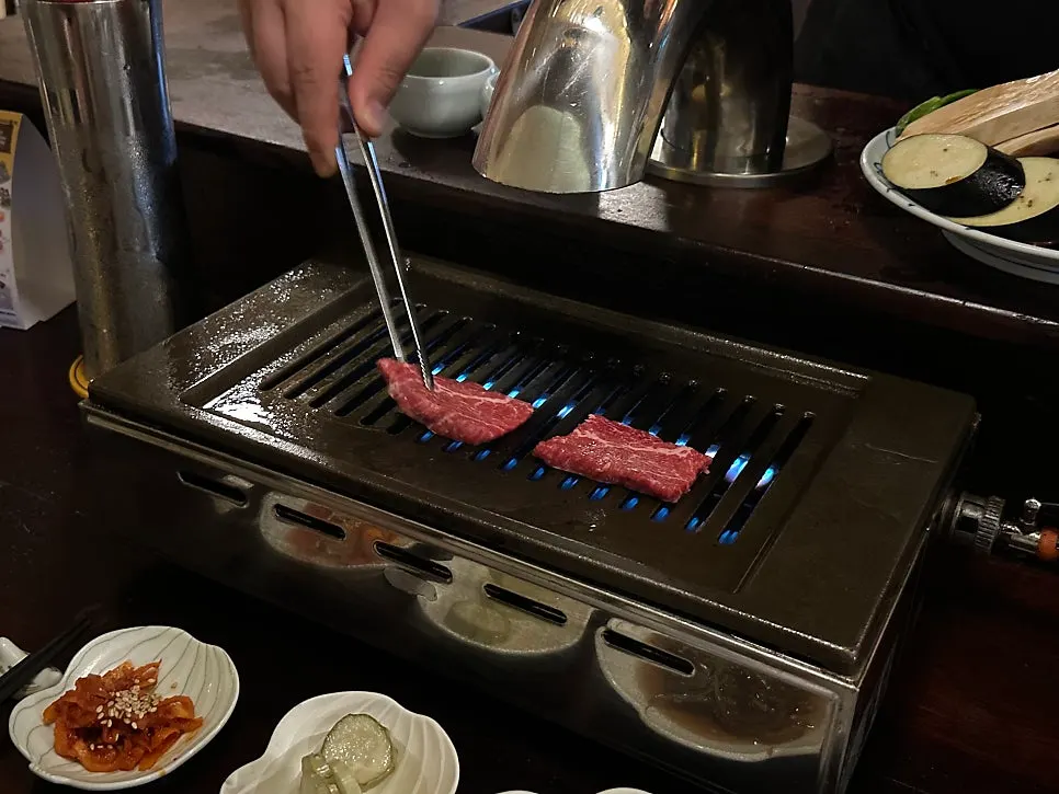 Trozo de yakiniku con sal y wasabi