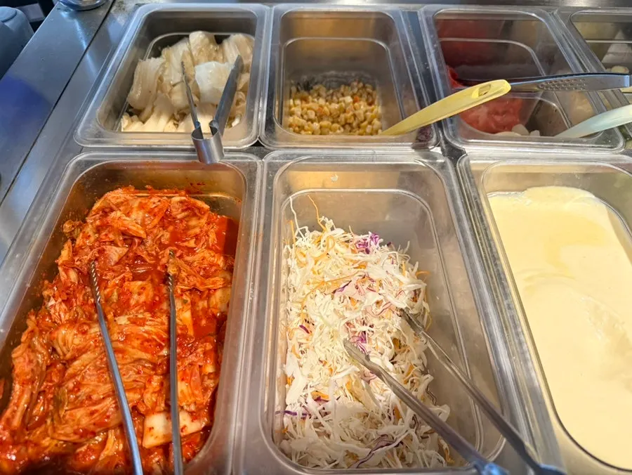 김치와 초생강이 놓인 셀프바