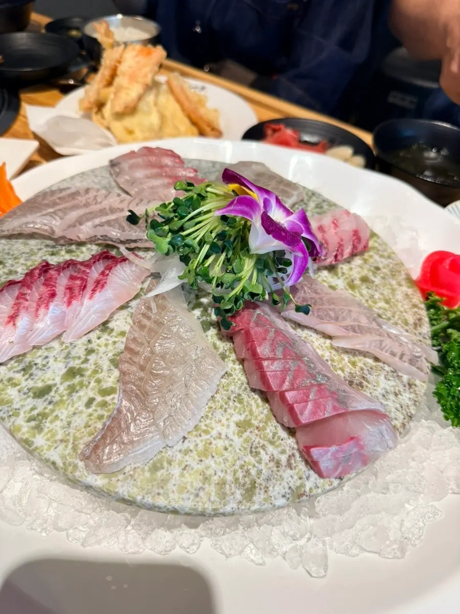 두툼하게 썰린 메인 회 접시