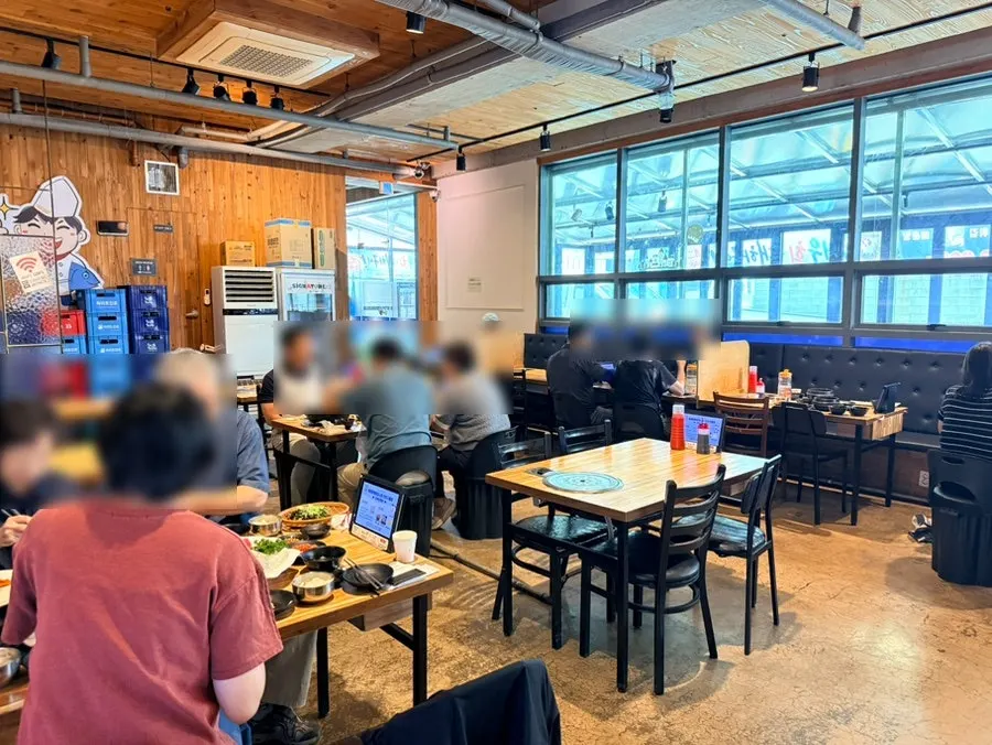 평일 점심 손님이 있는 매장 풍경