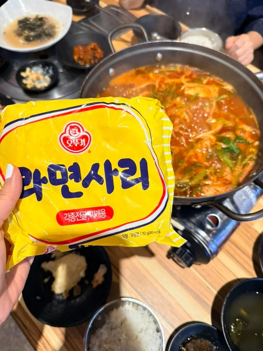 라면사리를 넣은 매운탕
