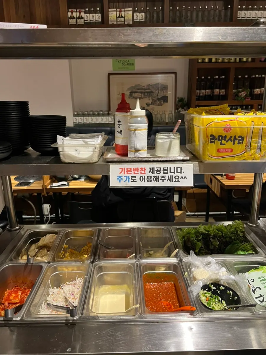 정문 주방 뒤에 있는 룸 좌석