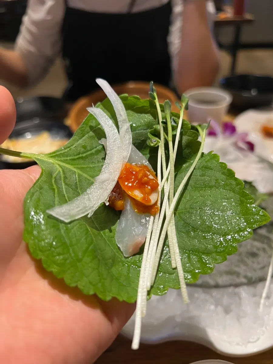 간장 와사비에 찍은 광어회